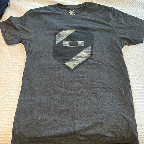 Oakley Size Medium EUC Tee - Picture 1 of 2